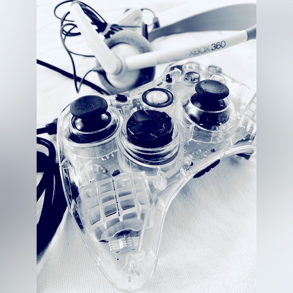 Xbox 360 Controller + Headset - Picture 1 of 6